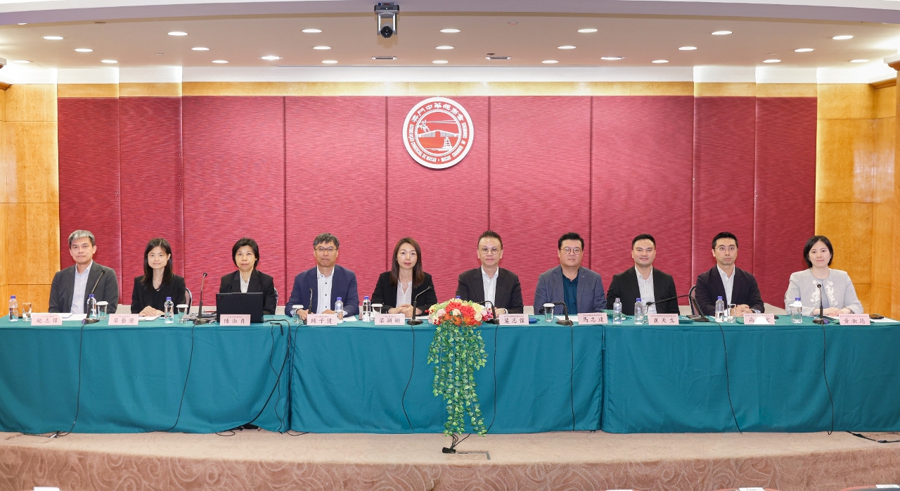 公職局代表與中總青委負責人合照