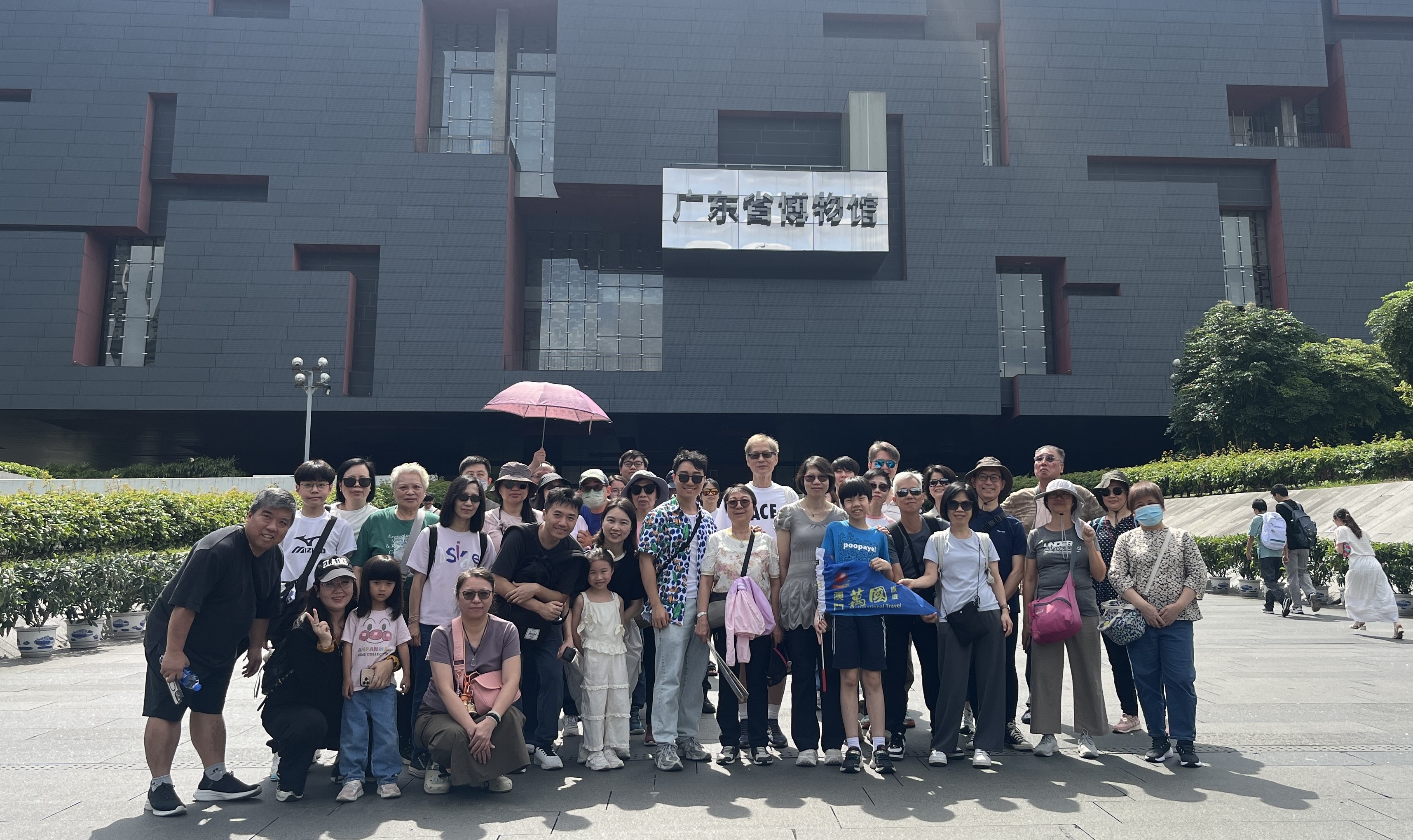Os trabalhadores dos serviços públicos e seus familiares visitaram o Museu de Guangdong para melhor inteirar-se do percurso de desenvolvimento das cidades da Grande Baía